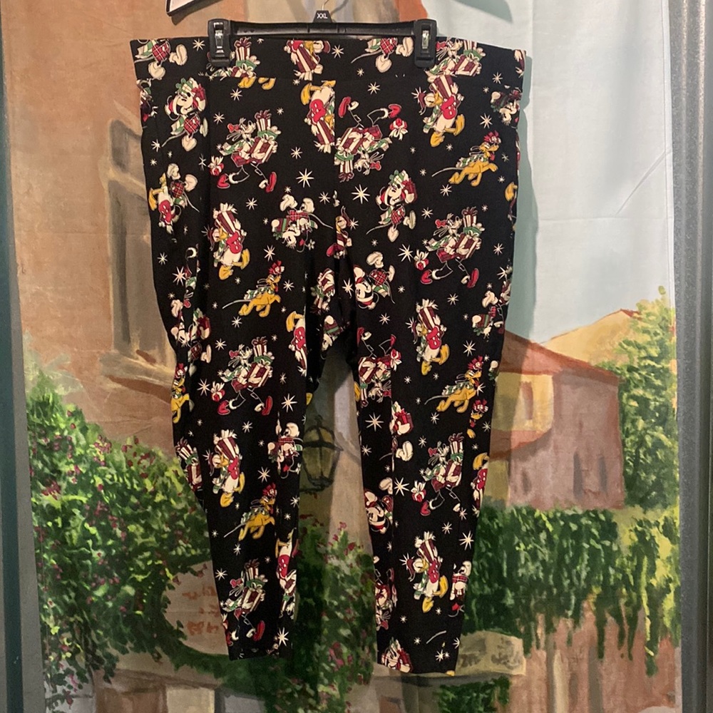 Disney holiday Capri leggings